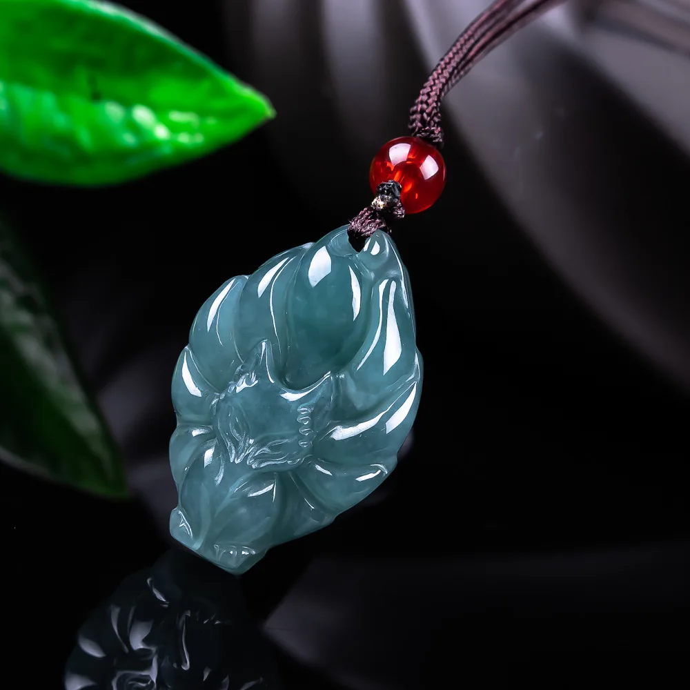 Colar com Pingente de Raposa em Jadeíta Natural Birmanesa
