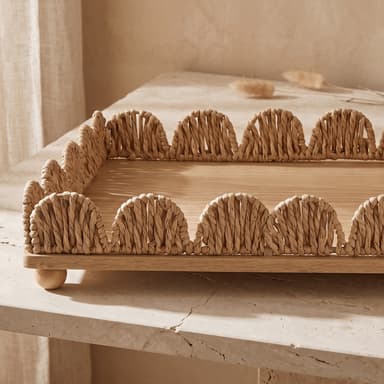 Bandeja Madeira e Fibra Natural 35x25cm Borda Ondulada Scallop Luxo Mesa Posta Boho Chic Premium
