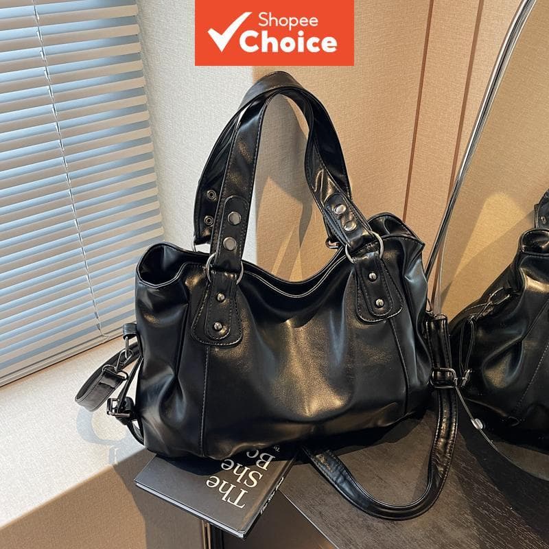Bolsa tote de couro PU vintage na cor bordô, macia com pregas e detalhes em tachas metálicas. Pode ser usada na mão, no