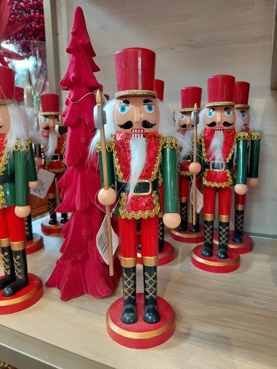 Boneco Guarda Soldado Quebra Nozes 27cm Natalino Natal Papai Noel Decoração Mesa Rack Estante - Pavão